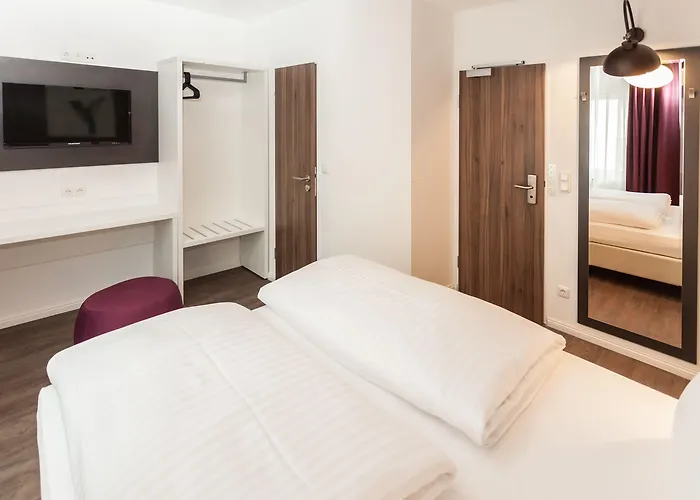 Hotel West 3*