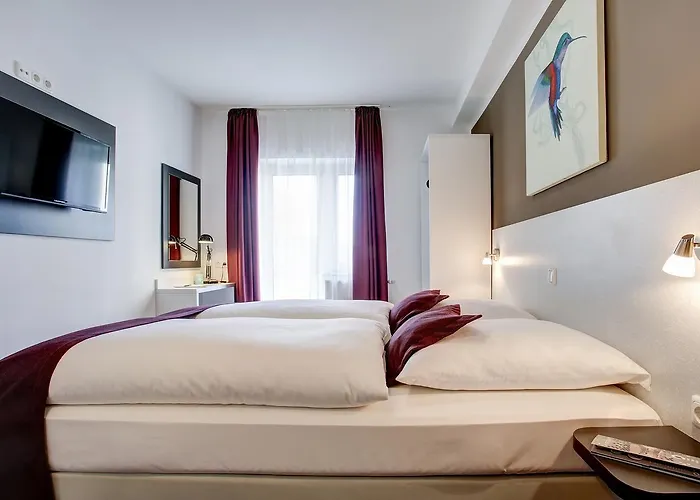 Hotel West 3*