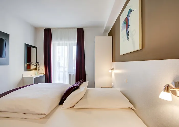 Hotel West 3*